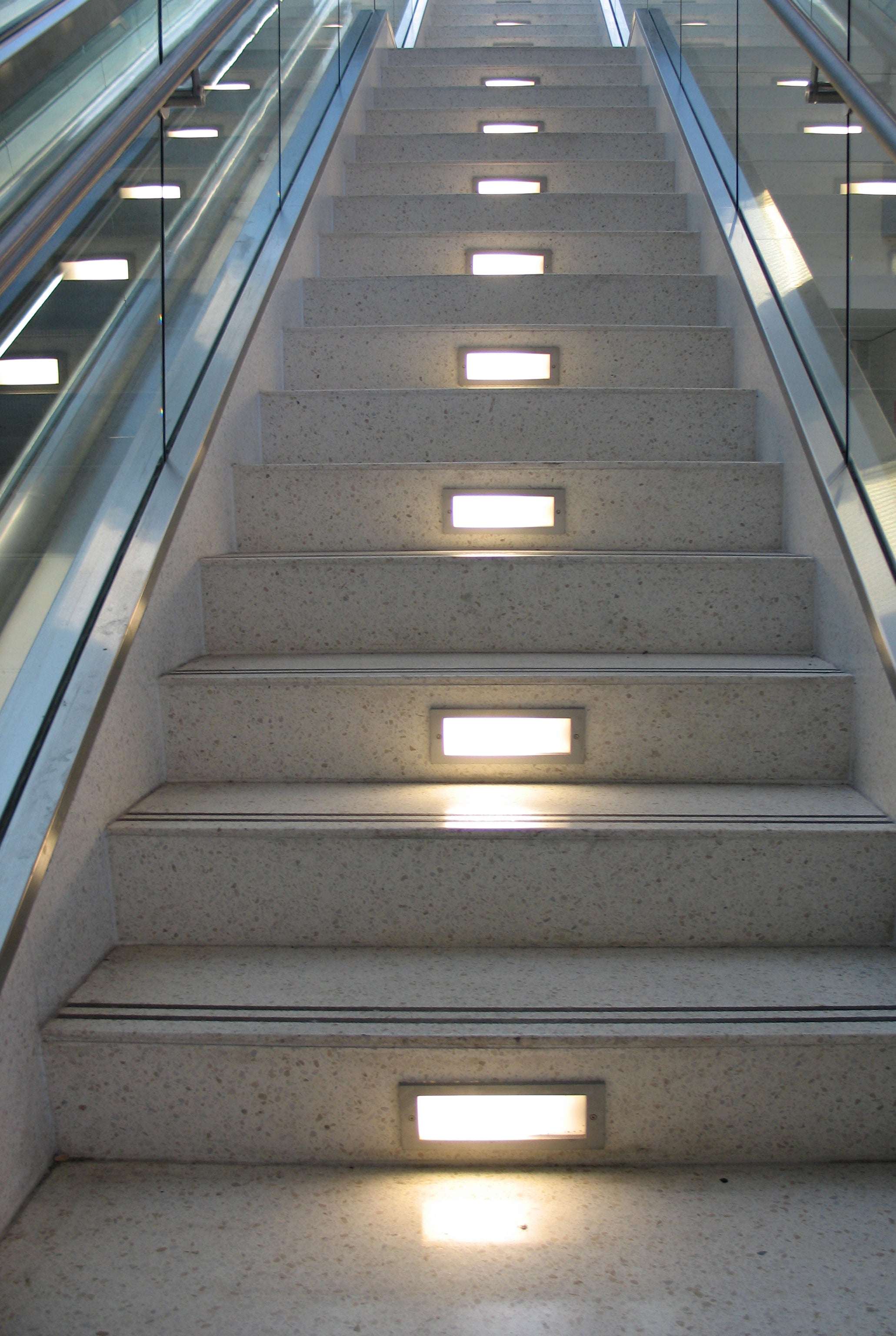 SL600SS | Interior airport, steps